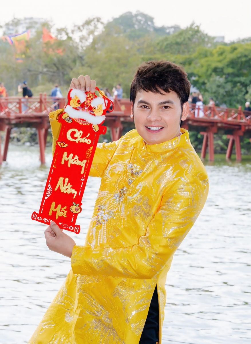 NSƯT Kim Tiểu Long biểu diễnvăn nghệ và trao học bổng cho học sinh nghèo vượt khó-2665-1