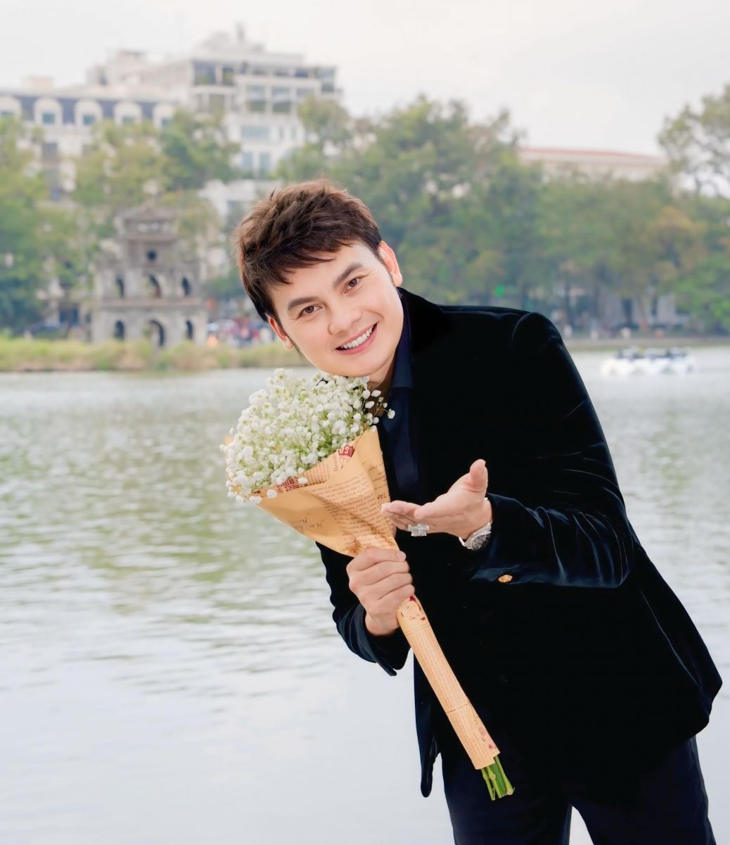 NSƯT Kim Tiểu Long biểu diễnvăn nghệ và trao học bổng cho học sinh nghèo vượt khó-2665-1