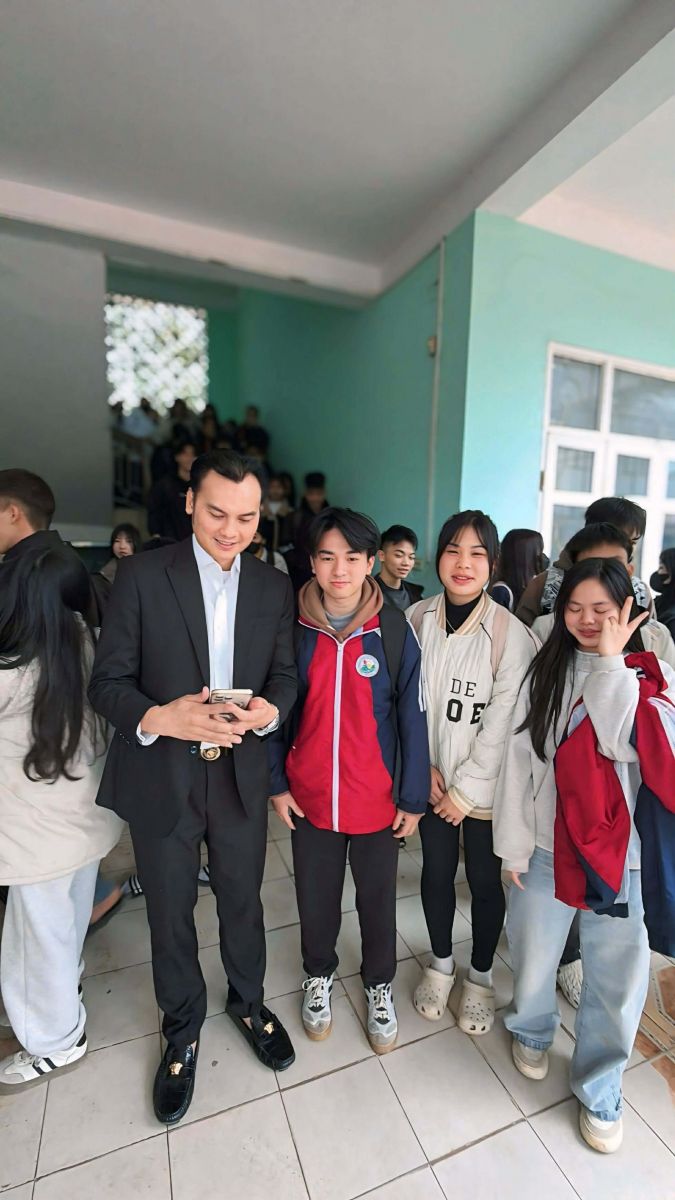 NSƯT Kim Tiểu Long biểu diễnvăn nghệ và trao học bổng cho học sinh nghèo vượt khó-2665-1