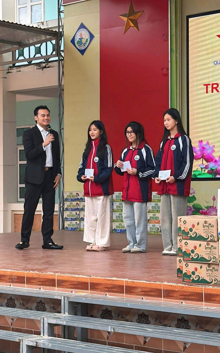 NSƯT Kim Tiểu Long biểu diễnvăn nghệ và trao học bổng cho học sinh nghèo vượt khó-2665-1