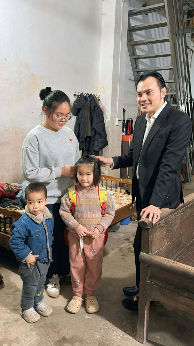 NSƯT Kim Tiểu Long biểu diễnvăn nghệ và trao học bổng cho học sinh nghèo vượt khó-2665-1