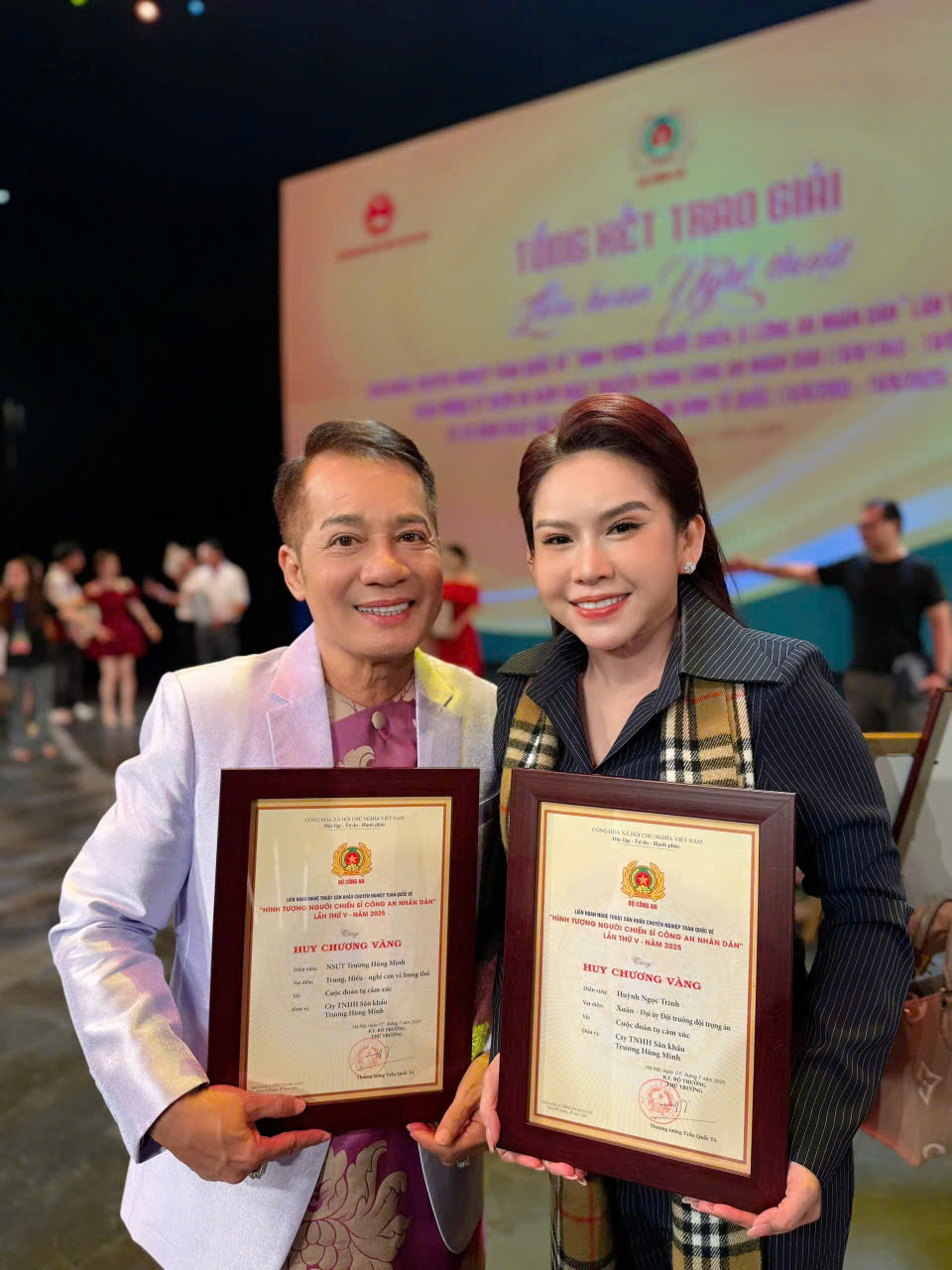 Bình Tinh rơi nước mắt khi nhận HCV với vai người chiến sĩ Công an nhân dân-1954-1