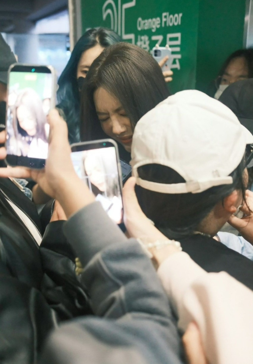 Nữ diễn viên Thái Văn Tịnh bật khóc giữa sân bay.-3171-1