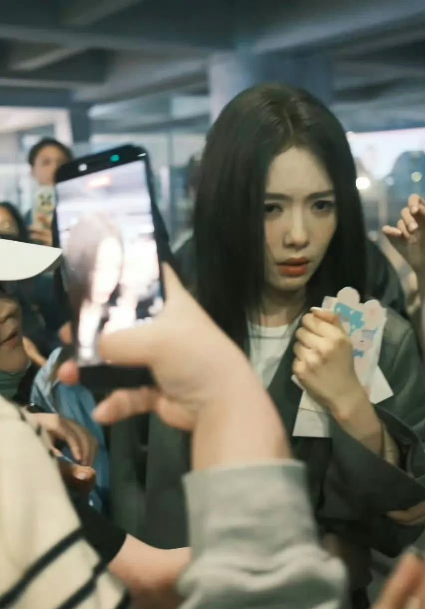 Nữ diễn viên Thái Văn Tịnh bật khóc giữa sân bay.-3171-2