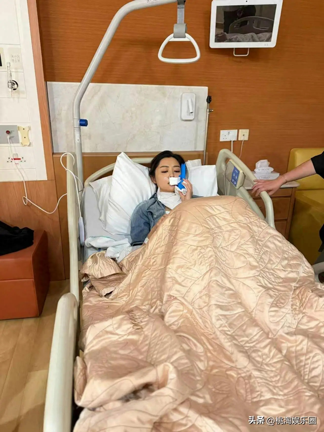 Vệ Thi Nhã khâu hơn 50 mũi sau khi nhập viện-4781-2