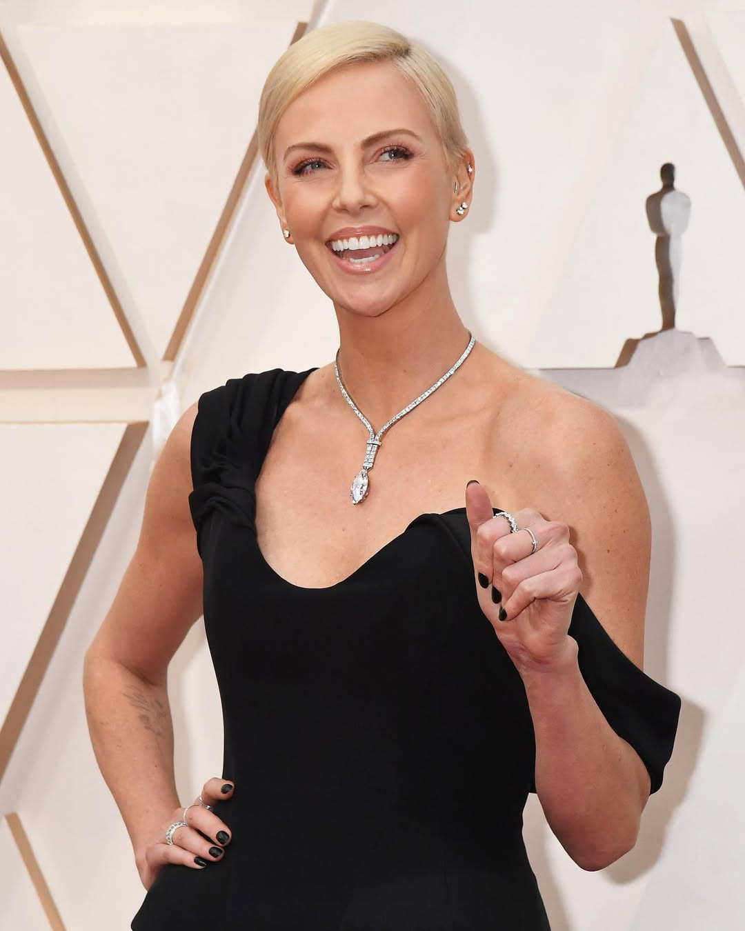 Charlize Theron khoe dáng trên bãi biển.-3003-1