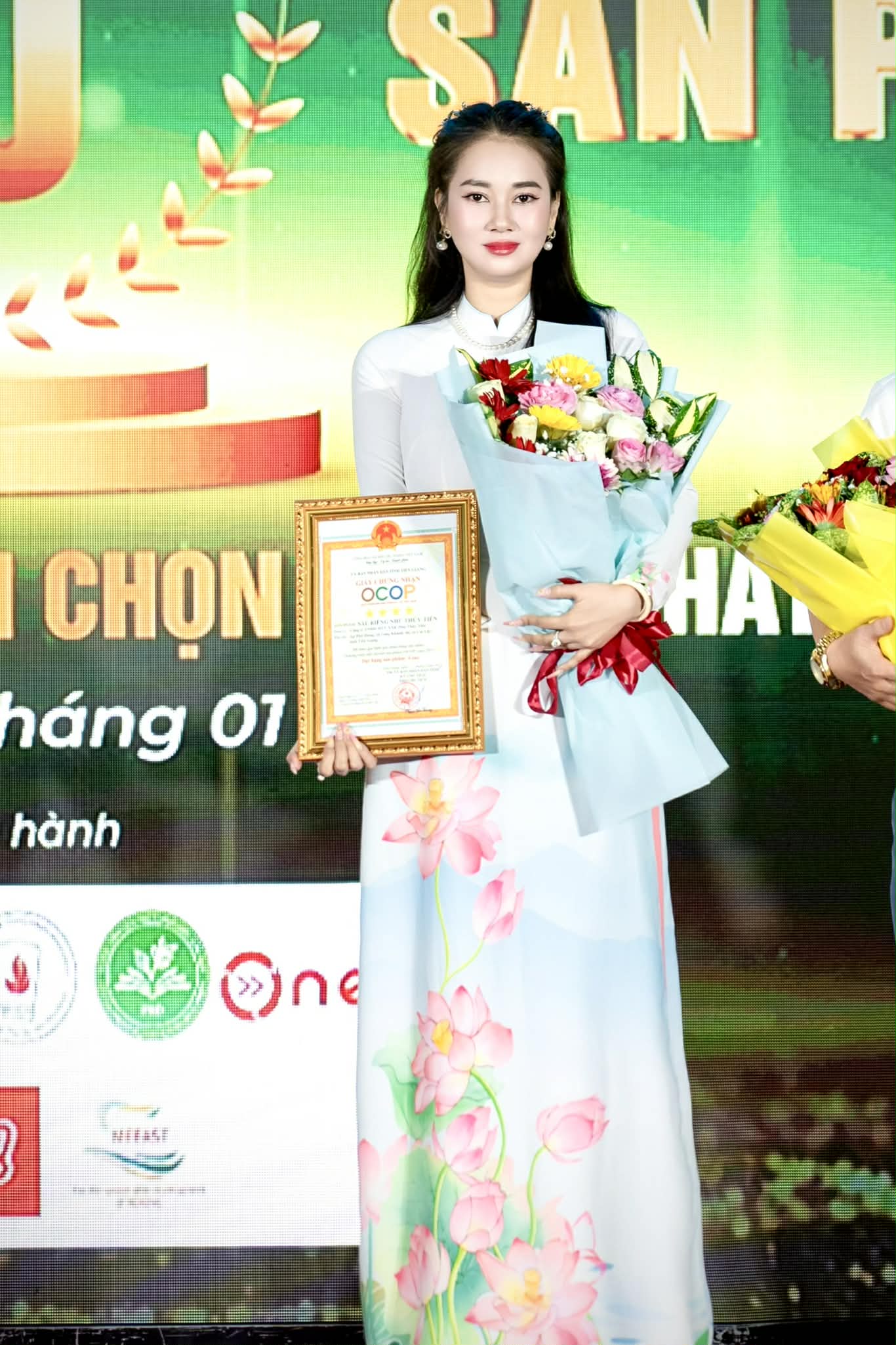 Phó Chủ Tịch Nguyễn Như Thủy Tiên vinh dự nhận bằng OCOP 2025-2501-1