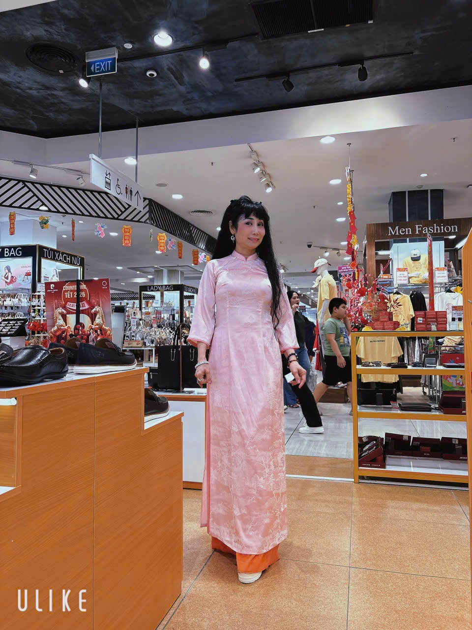 Nghệ sĩ Uyên Thảo nền nã với áo dài du xuân cùng gia đình-2766-1