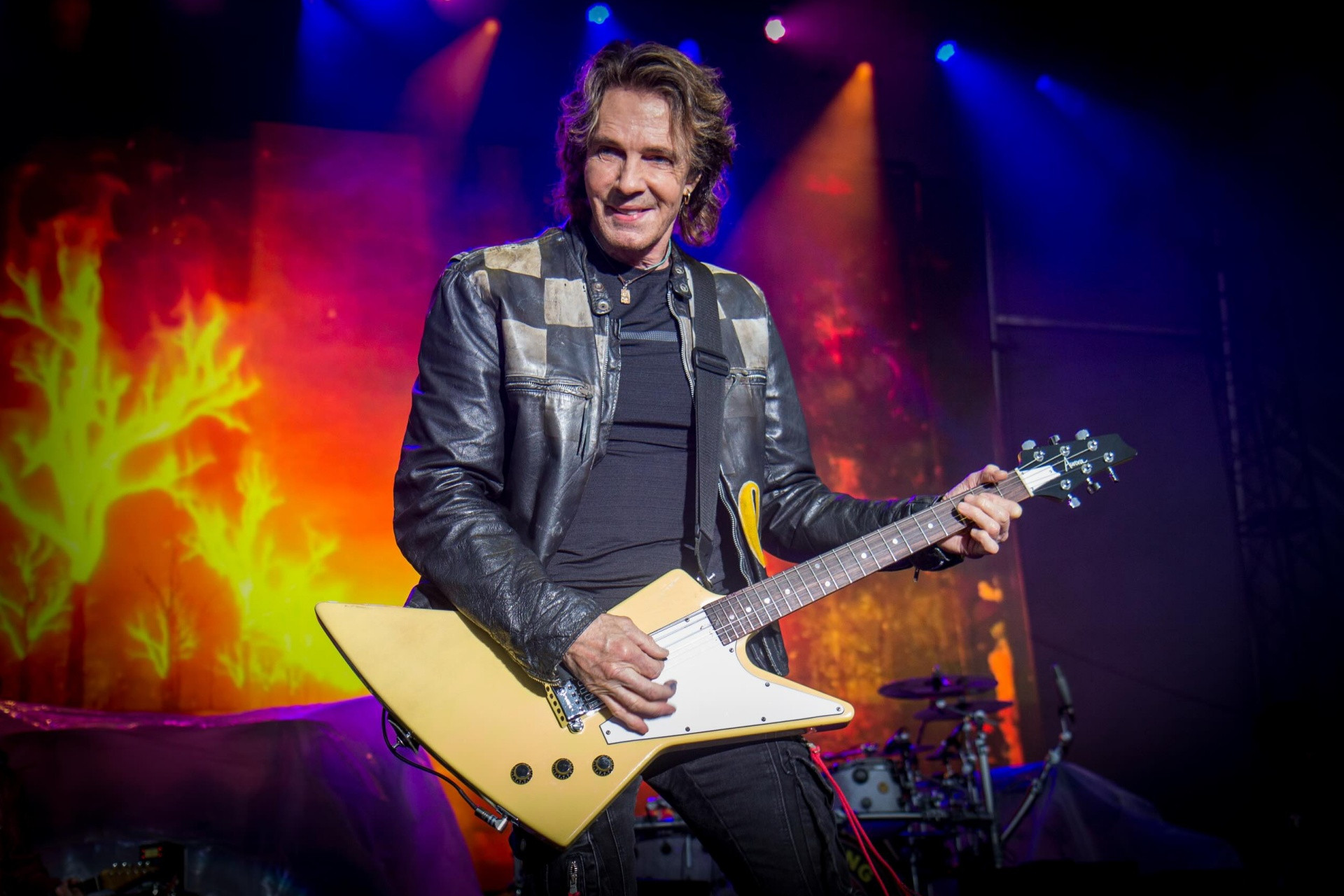 Ở độ U80, Rick Springfield vẫn biểu diễn máu lửa trên sân khấu.-4667-1