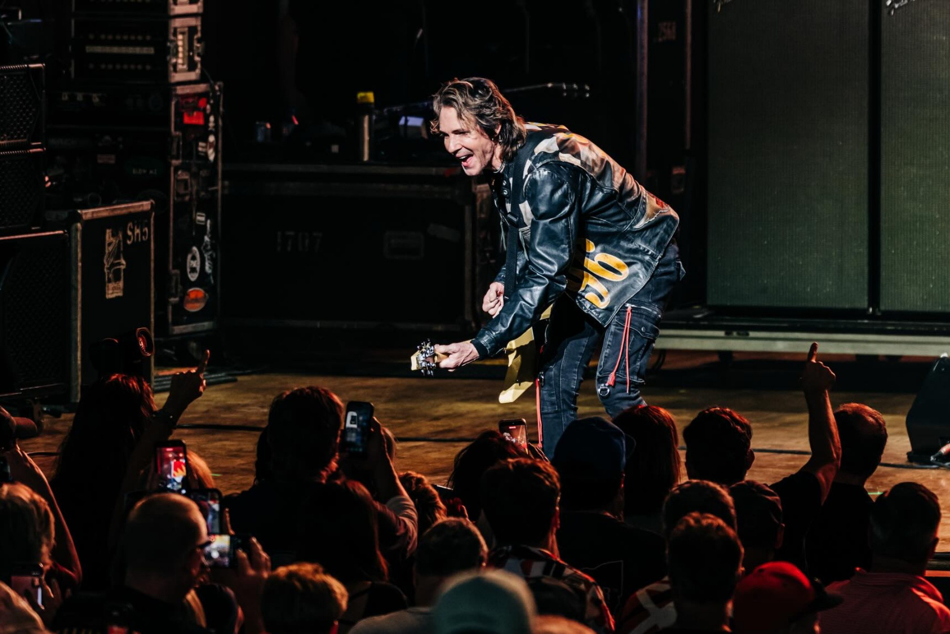 Ở độ U80, Rick Springfield vẫn biểu diễn máu lửa trên sân khấu.-4667-2