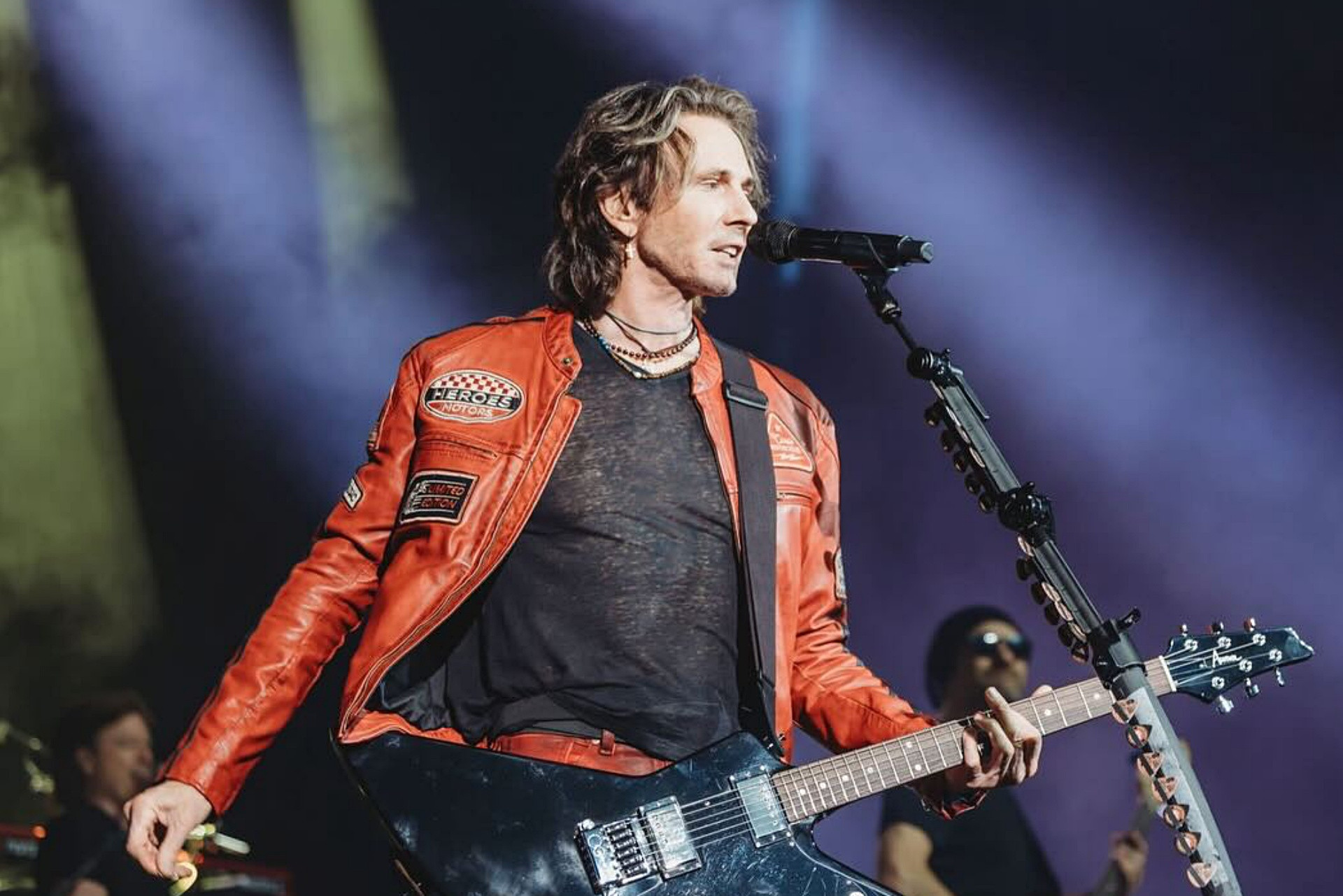 Ở độ U80, Rick Springfield vẫn biểu diễn máu lửa trên sân khấu.-4667-3