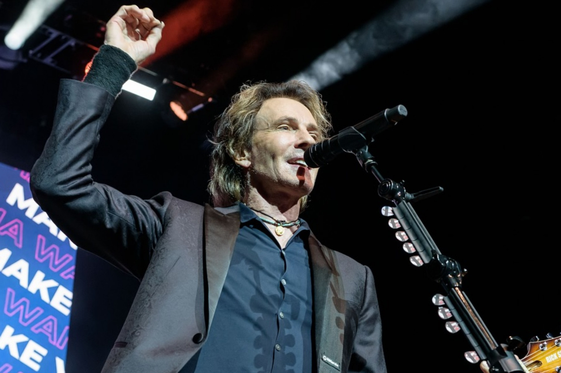 Ở độ U80, Rick Springfield vẫn biểu diễn máu lửa trên sân khấu.-4667-4