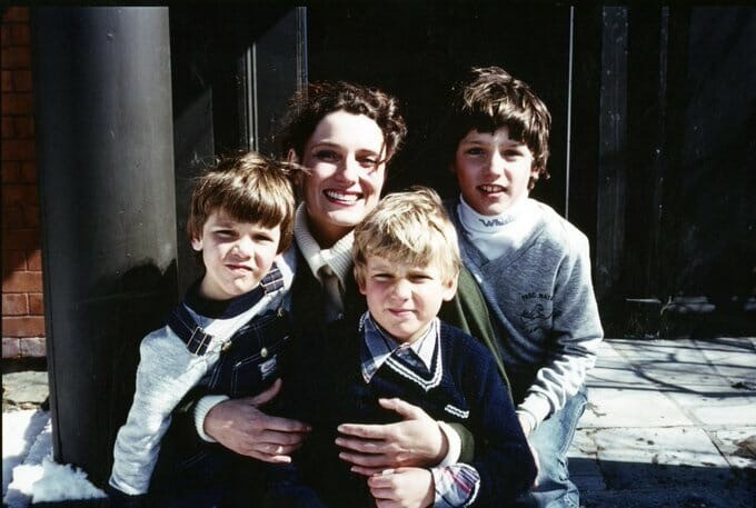 Ông Justin Trudeau bị bắt gặp ôm hôn Katy Perry trên du thuyền-2216-1