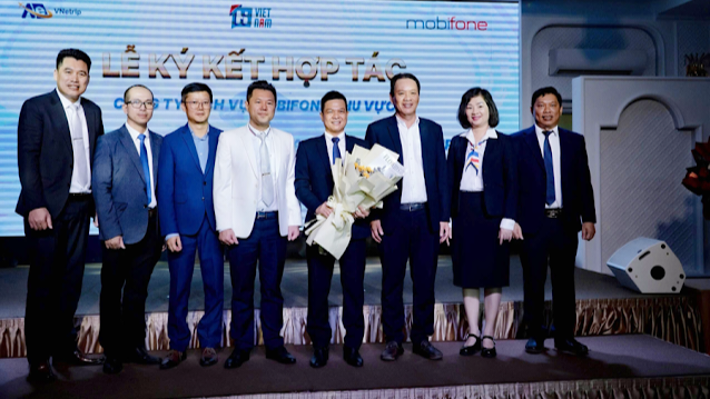 Lễ ký kết chương trình hợp tác “Hi Vietnam” giữa MobiFone và VNeTrip-2257-1