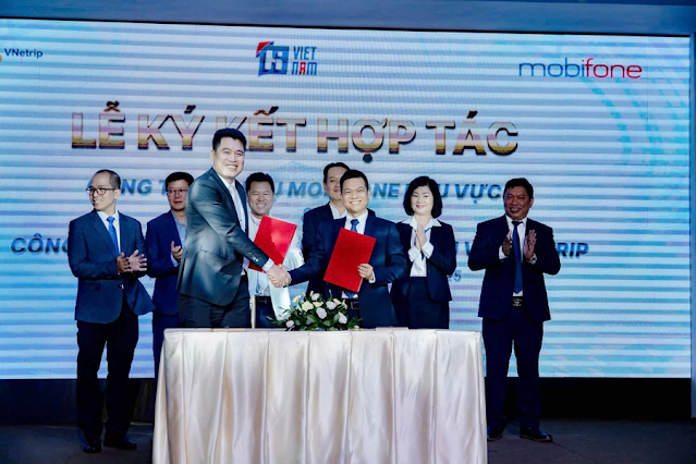 Lễ ký kết chương trình hợp tác “Hi Vietnam” giữa MobiFone và VNeTrip-2257-1