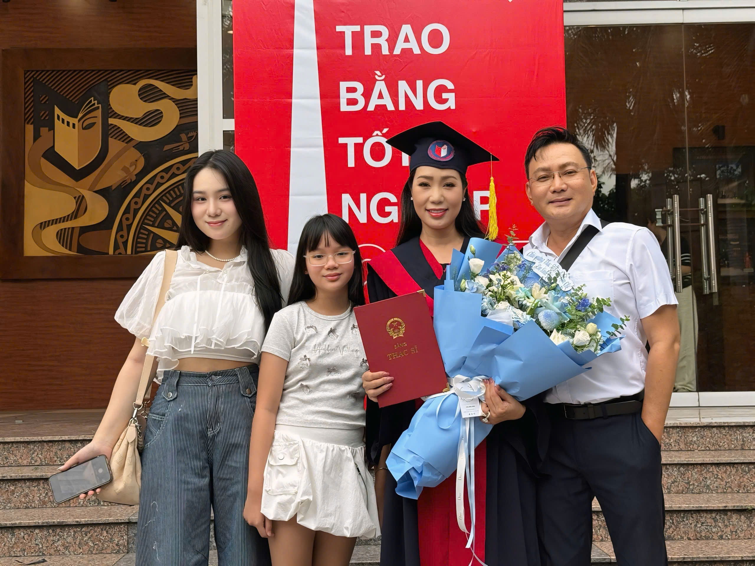 NSND Trịnh Kim Chi nhận bằng Thạc sĩ sau 2 năm đèn sách-1909-1