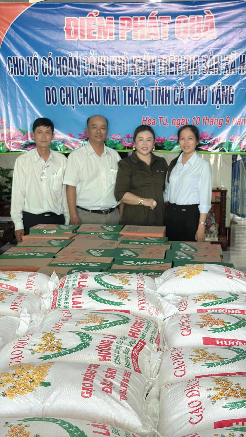 Doanh nhân Châu Mai Thảo phát quà cho bà con nghèo ở xã Hòa Tú-2163-1