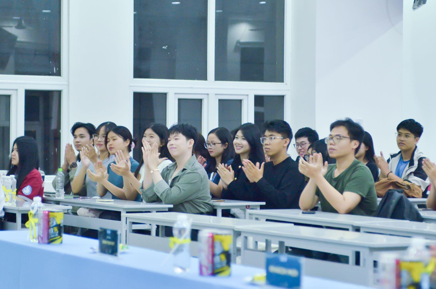 Quý quân The Mic MC Phước Đạt lan tỏa tinh thần học hỏi cùng “Nhà” OUMC-2874-1