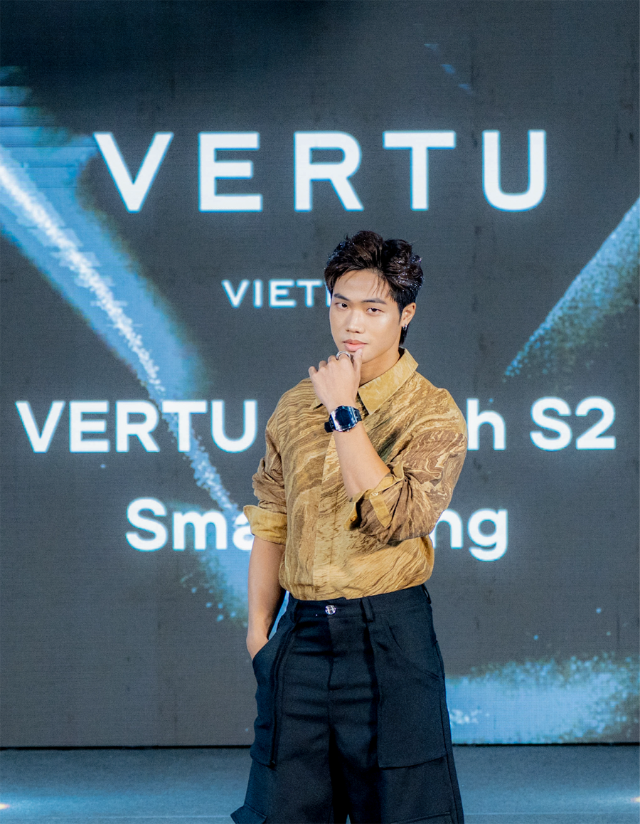 Lan Khuê cùng dàn mẫu chiêm ngưỡng siêu phẩm gập Vertu-1976-1