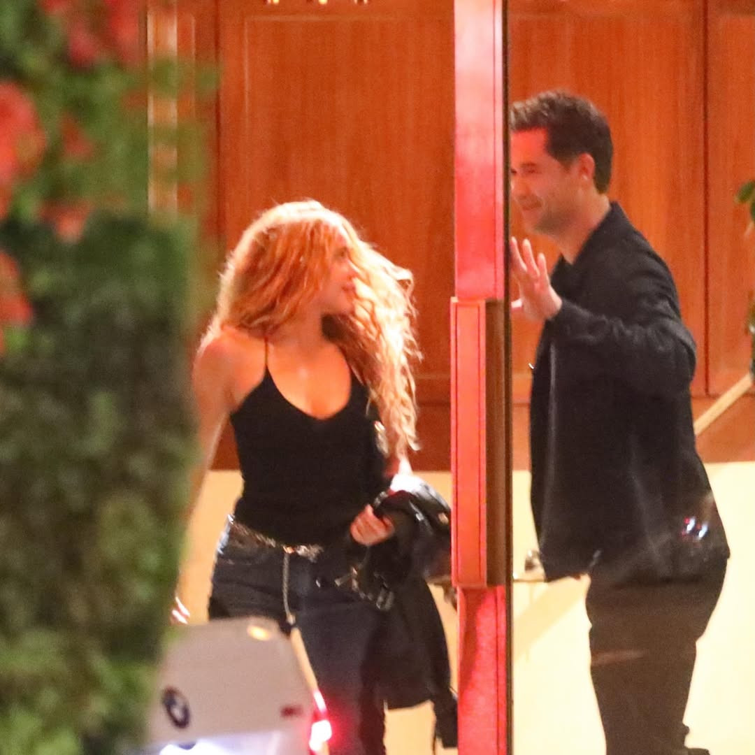 Ca sĩ Shakira bị bắt gặp ra khỏi khách sạn-3542-1