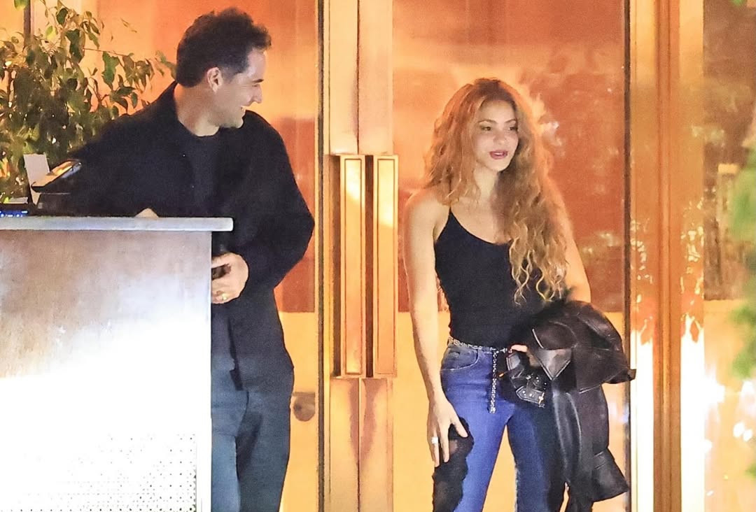 Ca sĩ Shakira bị bắt gặp ra khỏi khách sạn-3542-3