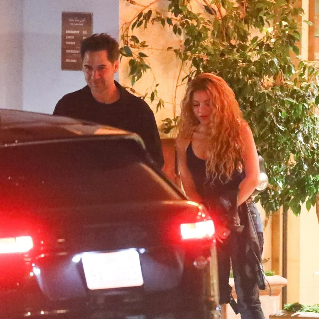 Ca sĩ Shakira bị bắt gặp ra khỏi khách sạn-3542-5