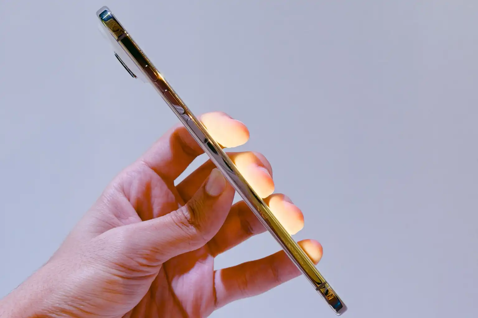 iPhone Air là chiếc iPhone mỏng nhất mà Apple từng sản xuất.-3382-1
