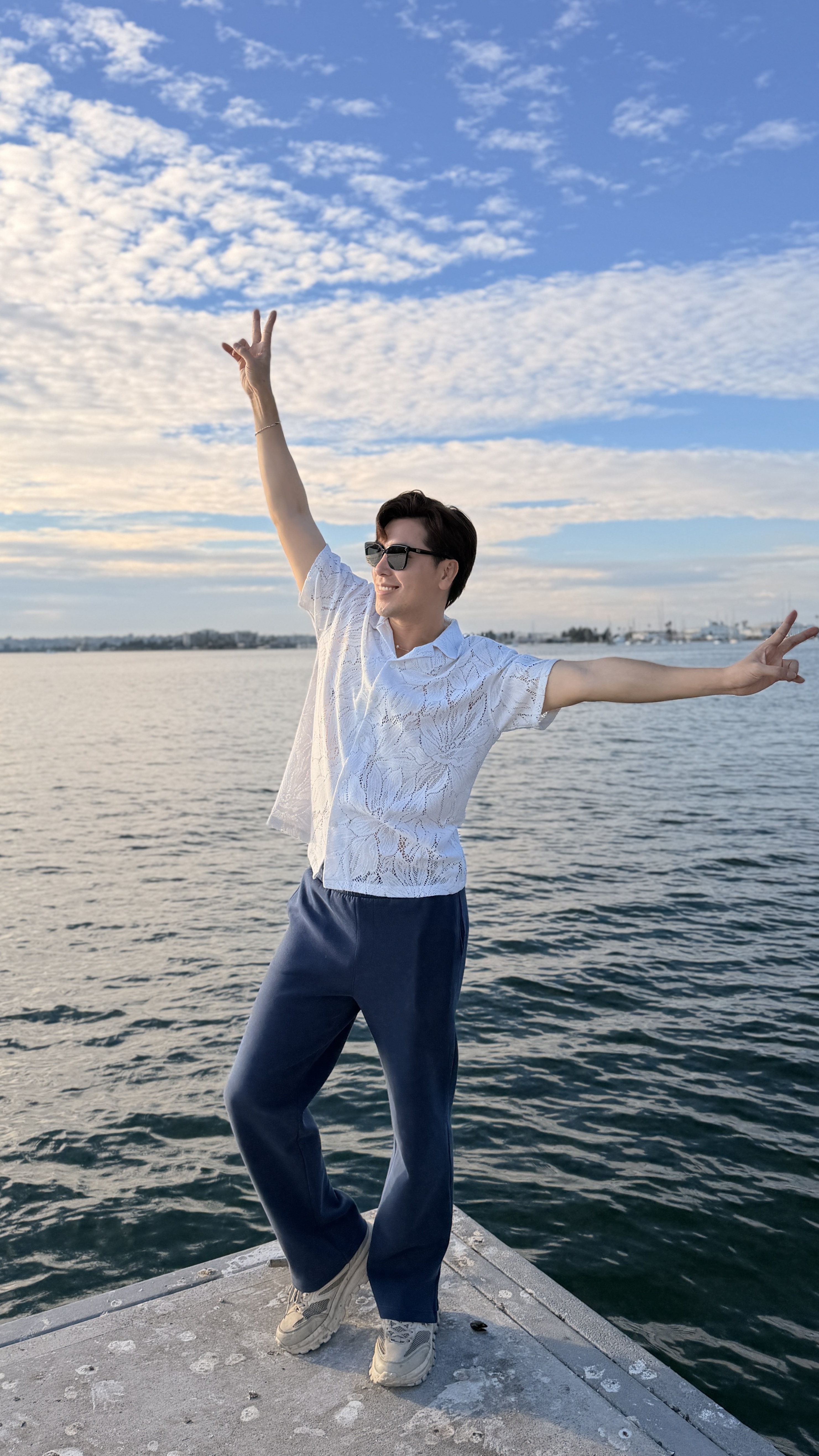 Người Việt tại Mỹ xôn xao khi bắt gặp Nam vương Hoàng Phi Kha đi dán poster-2687-1