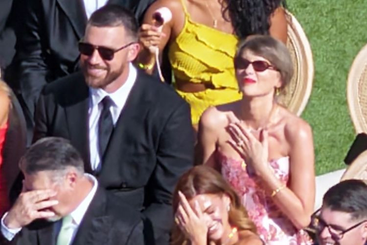 Taylor Swift và chồng Travis Kelce tại sự kiện đám cưới.-4665-1