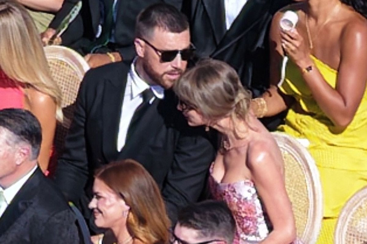 Taylor Swift và chồng Travis Kelce tại sự kiện đám cưới.-4665-2