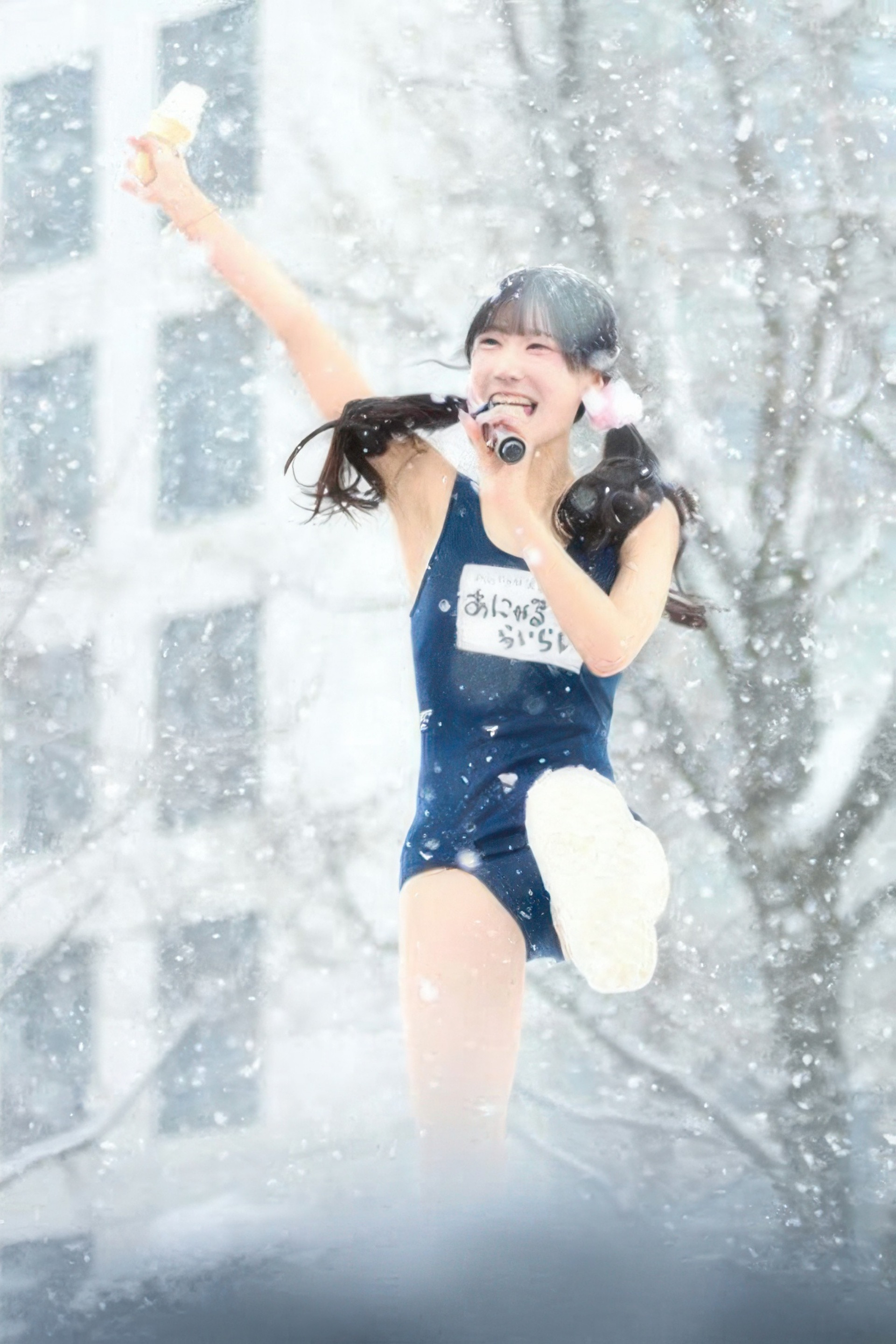 Thành viên Anaru Rairai mặc đồ bơi khi diễn dưới tuyết.-2741-1