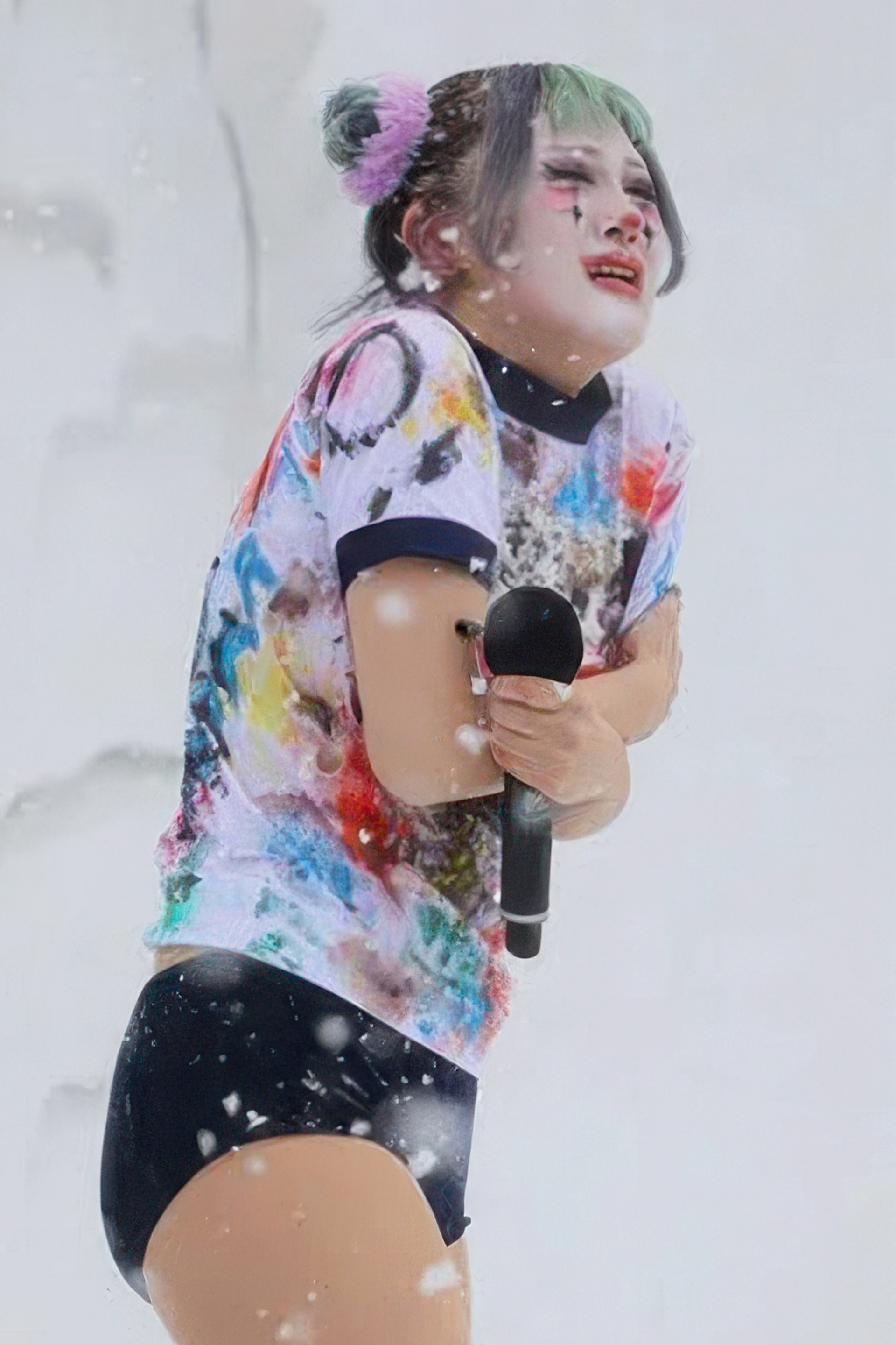 Thành viên Anaru Rairai mặc đồ bơi khi diễn dưới tuyết.-2741-2