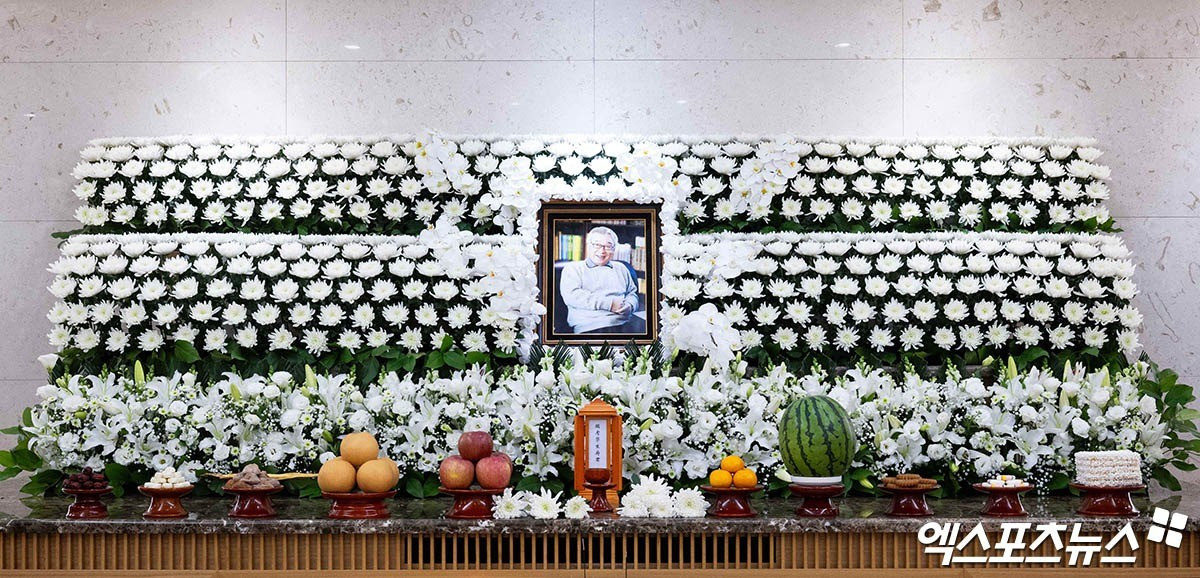 Vòng hoa tưởng niệm của Tổng thống Lee Jae Myung-2358-2