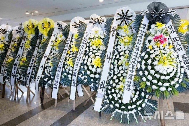Vòng hoa tưởng niệm của Tổng thống Lee Jae Myung-2358-3