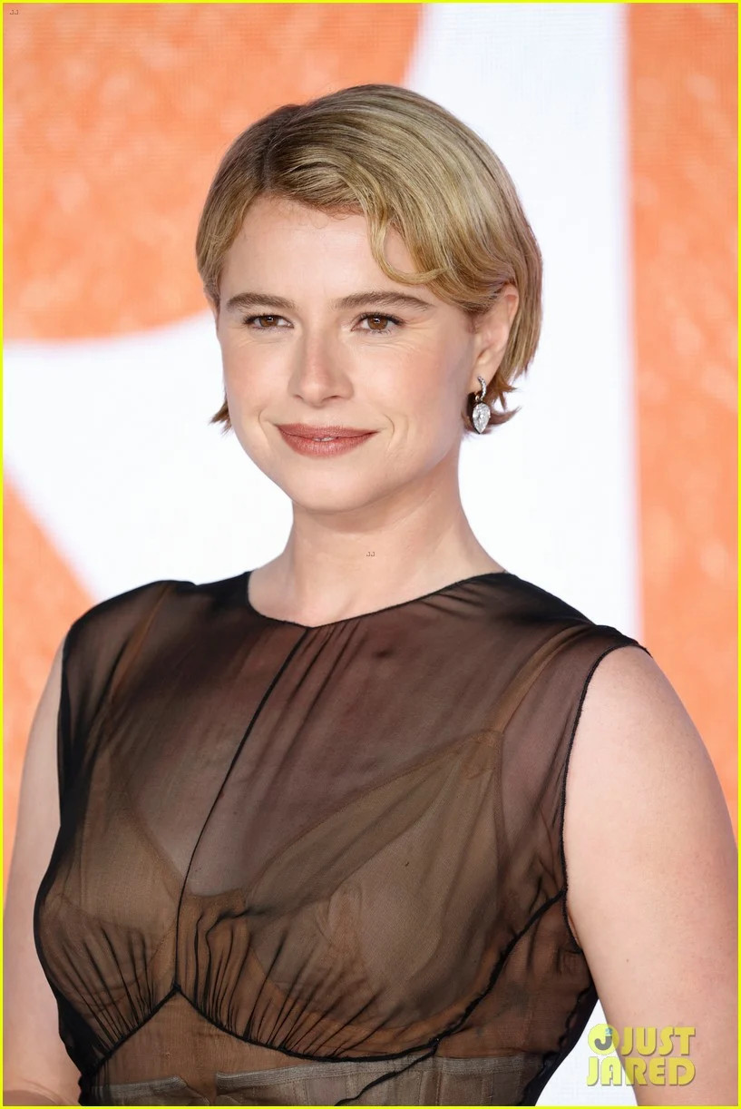 Ireland Jessie Buckley thu hút với váy xuyên thấu-2806-2