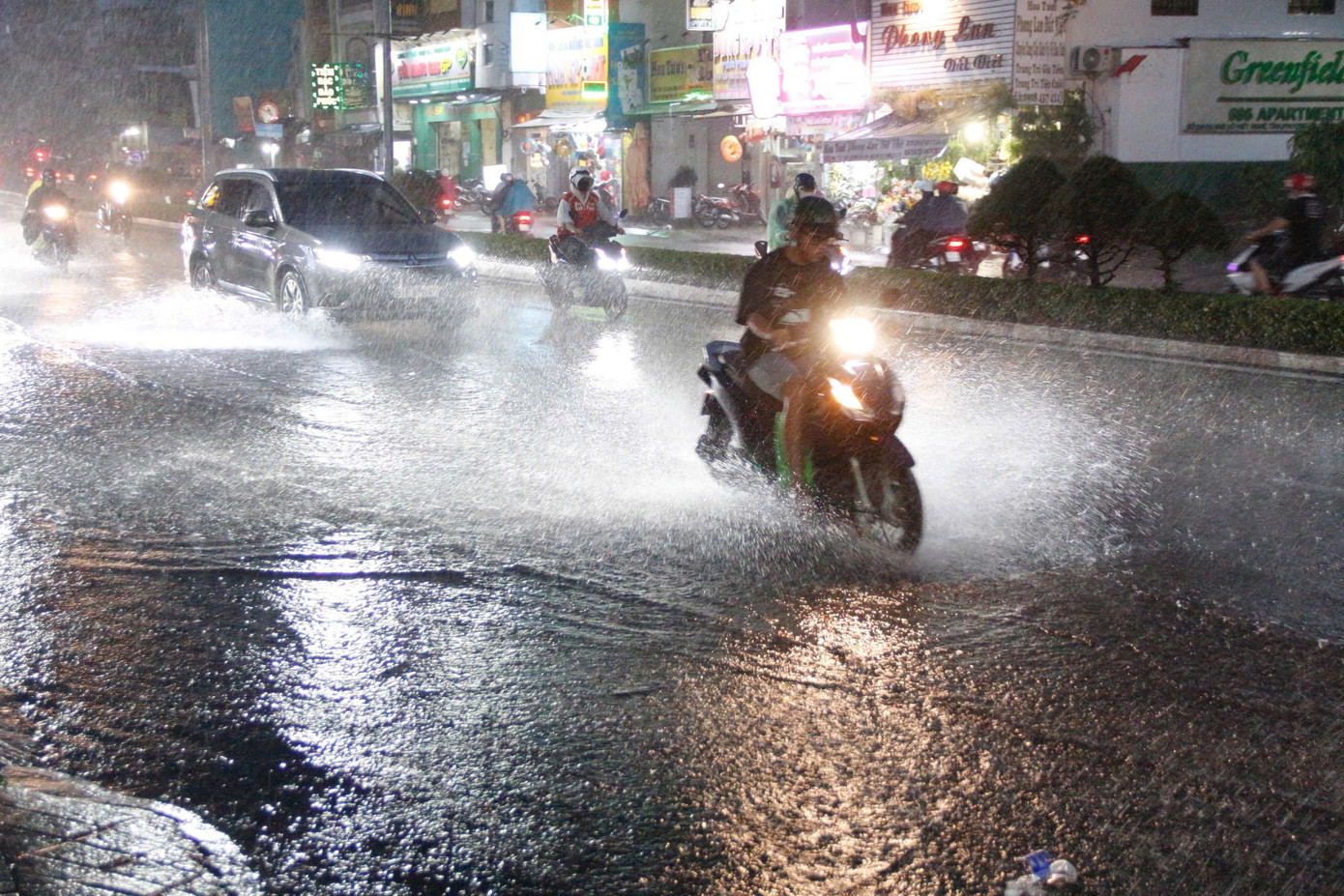 Vị trí và hướng di chuyển của bão số 15 theo dự báo.-2360-1