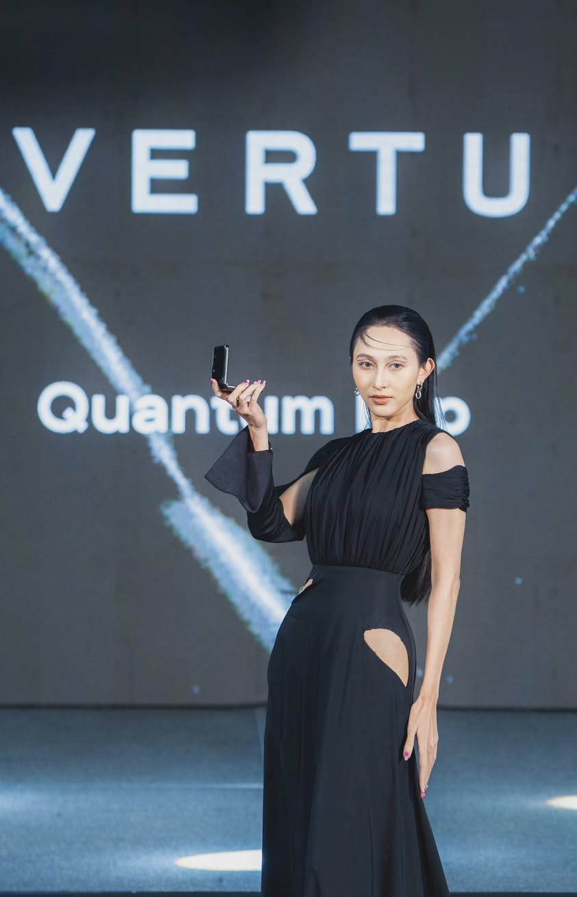 Lan Khuê cùng dàn mẫu chiêm ngưỡng siêu phẩm gập Vertu-1976-1