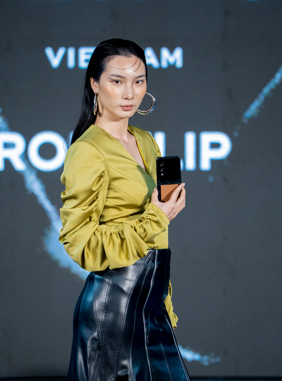 Lan Khuê cùng dàn mẫu chiêm ngưỡng siêu phẩm gập Vertu-1976-1