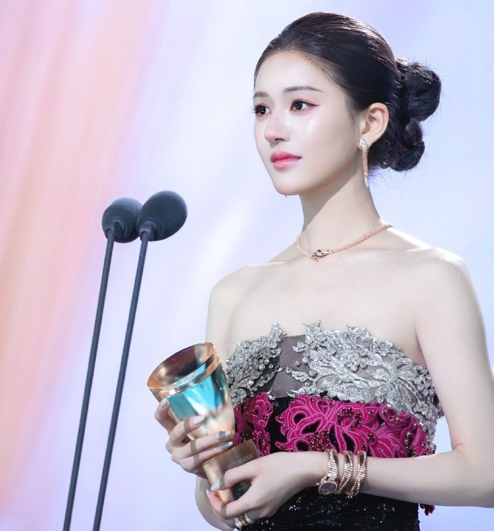 Triệu Lộ Tư được nền tảng sản xuất phim Tencent ưu ái hết mức.-2489-1