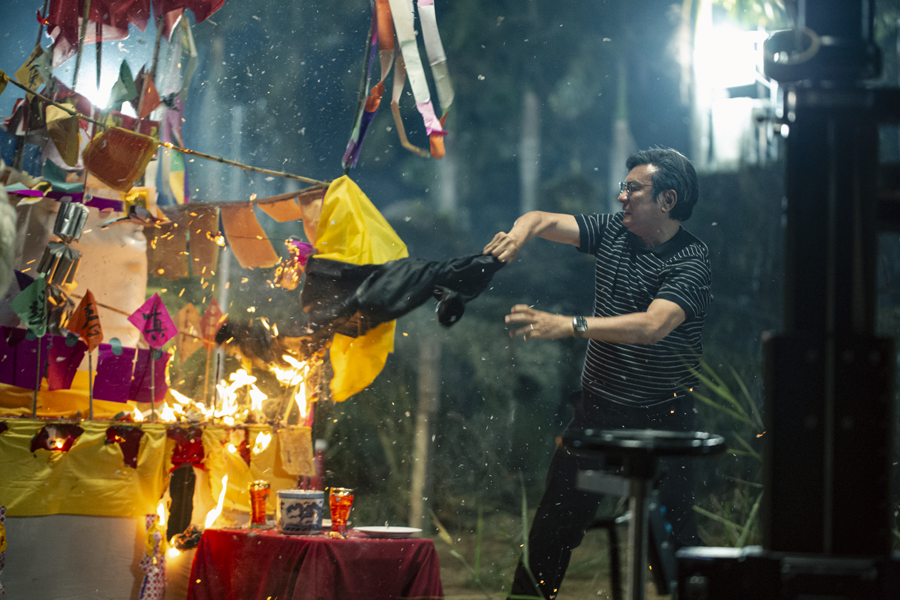 Diễn viên Hoàng Phúc lăn xả với vai diễn trong phim Cải Mả-2227-1