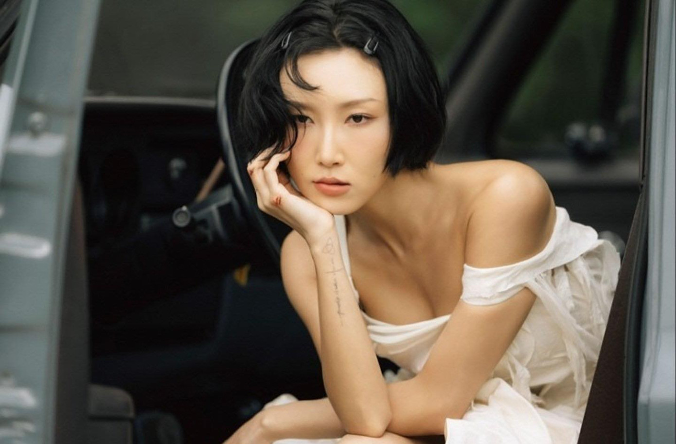 Hwasa kiên định với gu thời trang gợi cảm.-2564-1