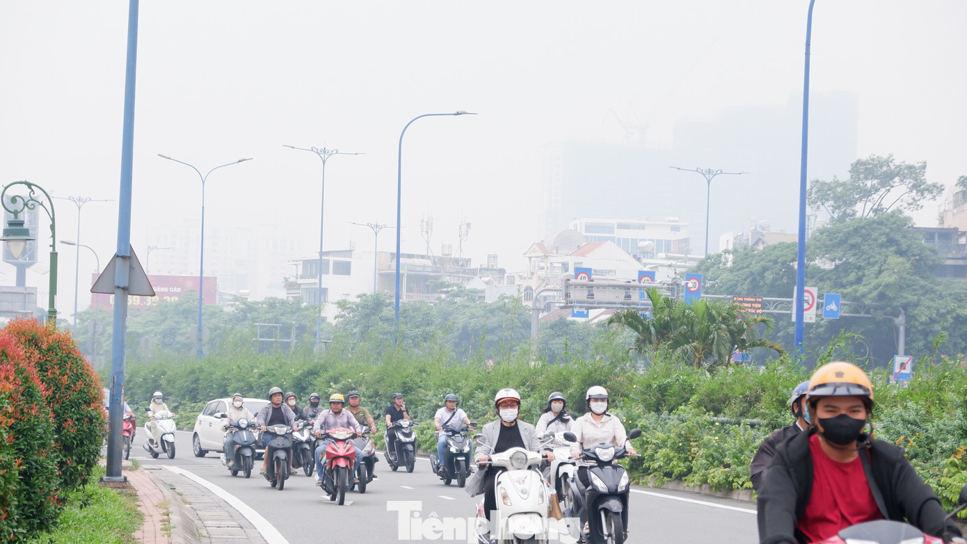 Bầu trời TPHCM mịt mù vào sáng 2/12-2382-1