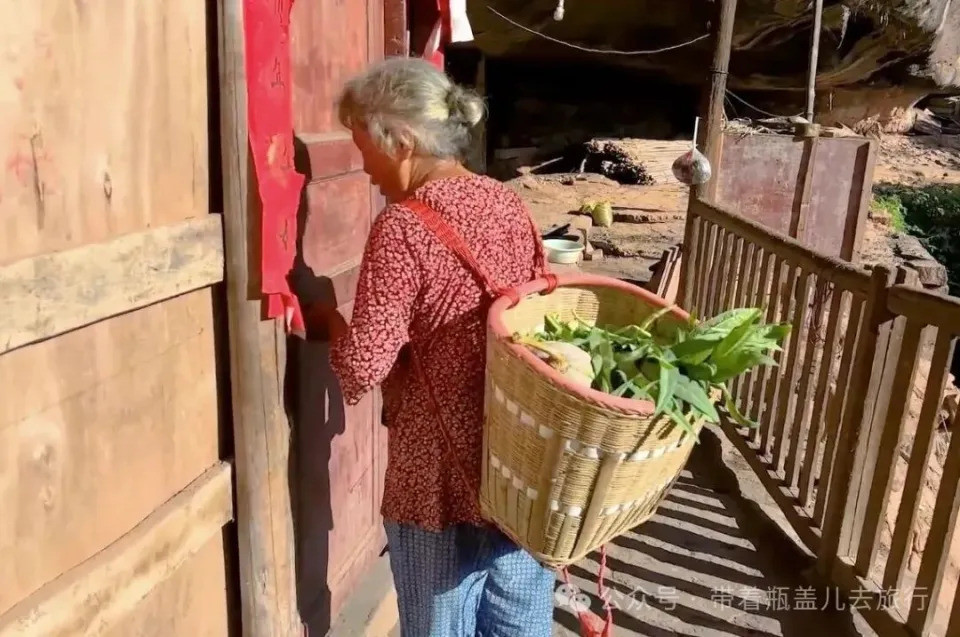 Một hang đá tuyệt đẹp đang là nơi ở của cặp vợ chồng lớn tuổi.-4626-1