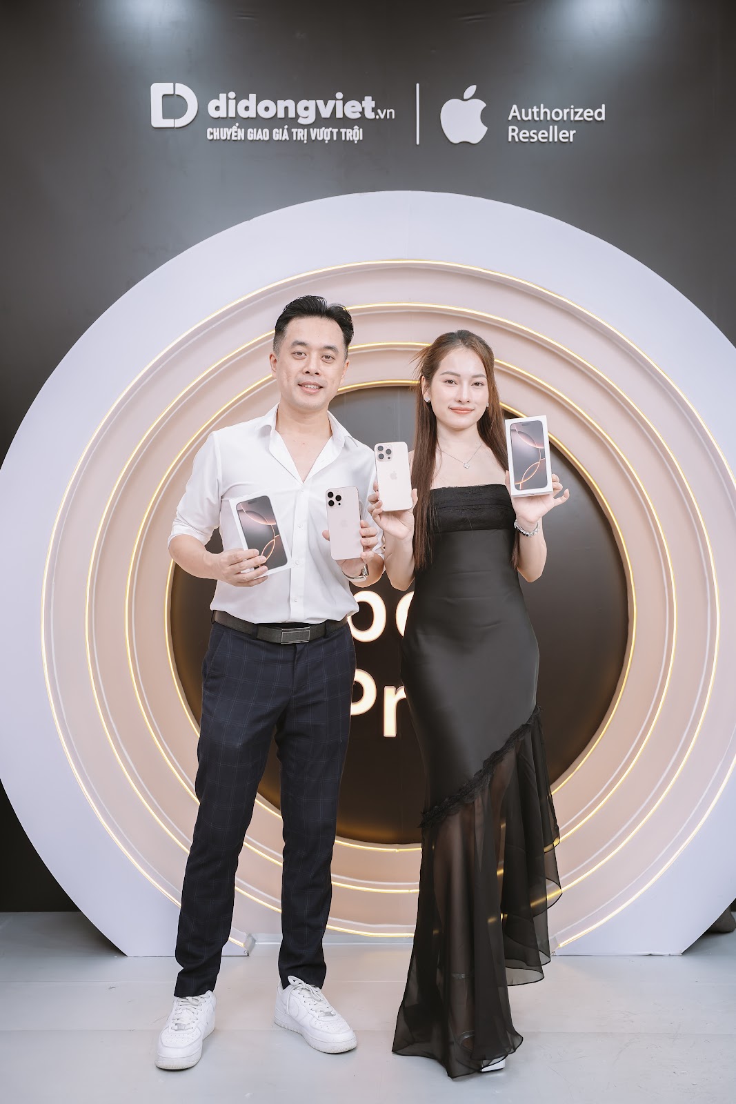 Dương Khắc Linh - Sara Lưu sắm 'dế' mỗi dịp Apple ra mắt-540-1