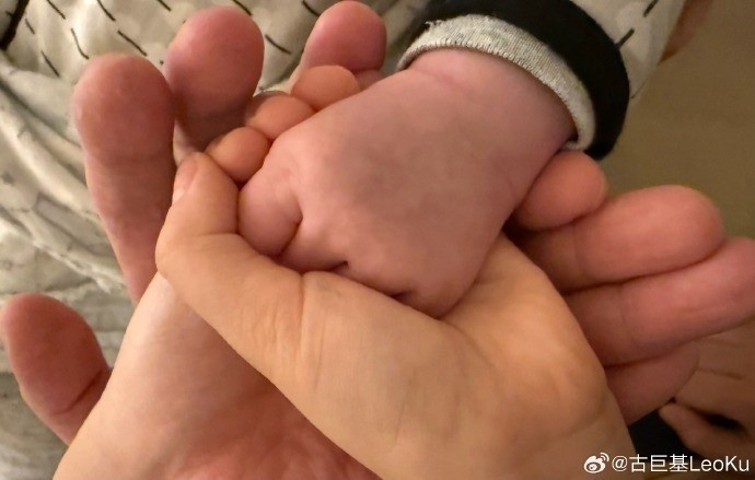 Vợ Cổ Cự Cơ sinh con thứ hai ở tuổi 57.-2491-1