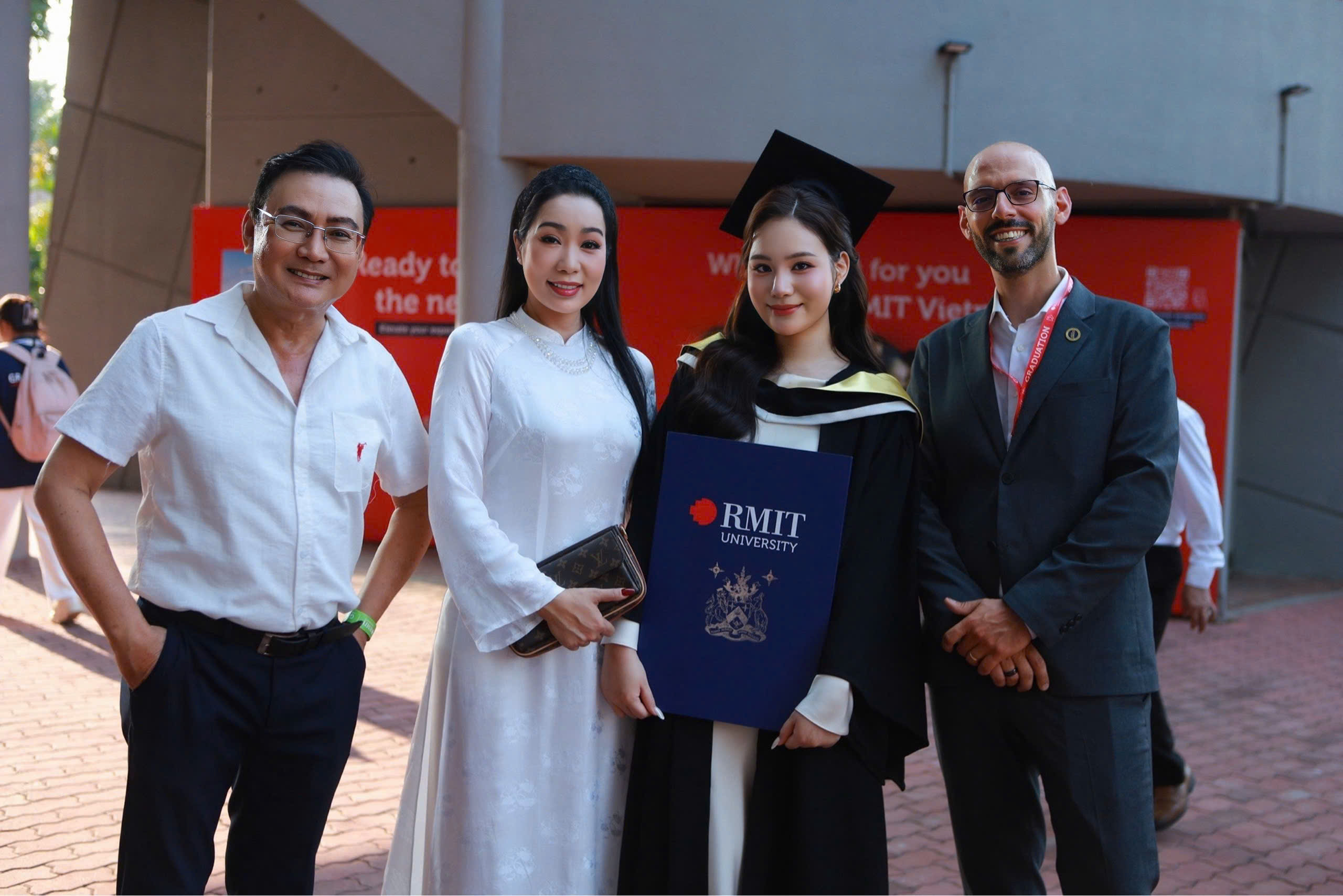 Võ Trịnh Khánh Ngân nhan sắc khó cưỡng ngày nhận bằng Tốt nghiệp-3146-1