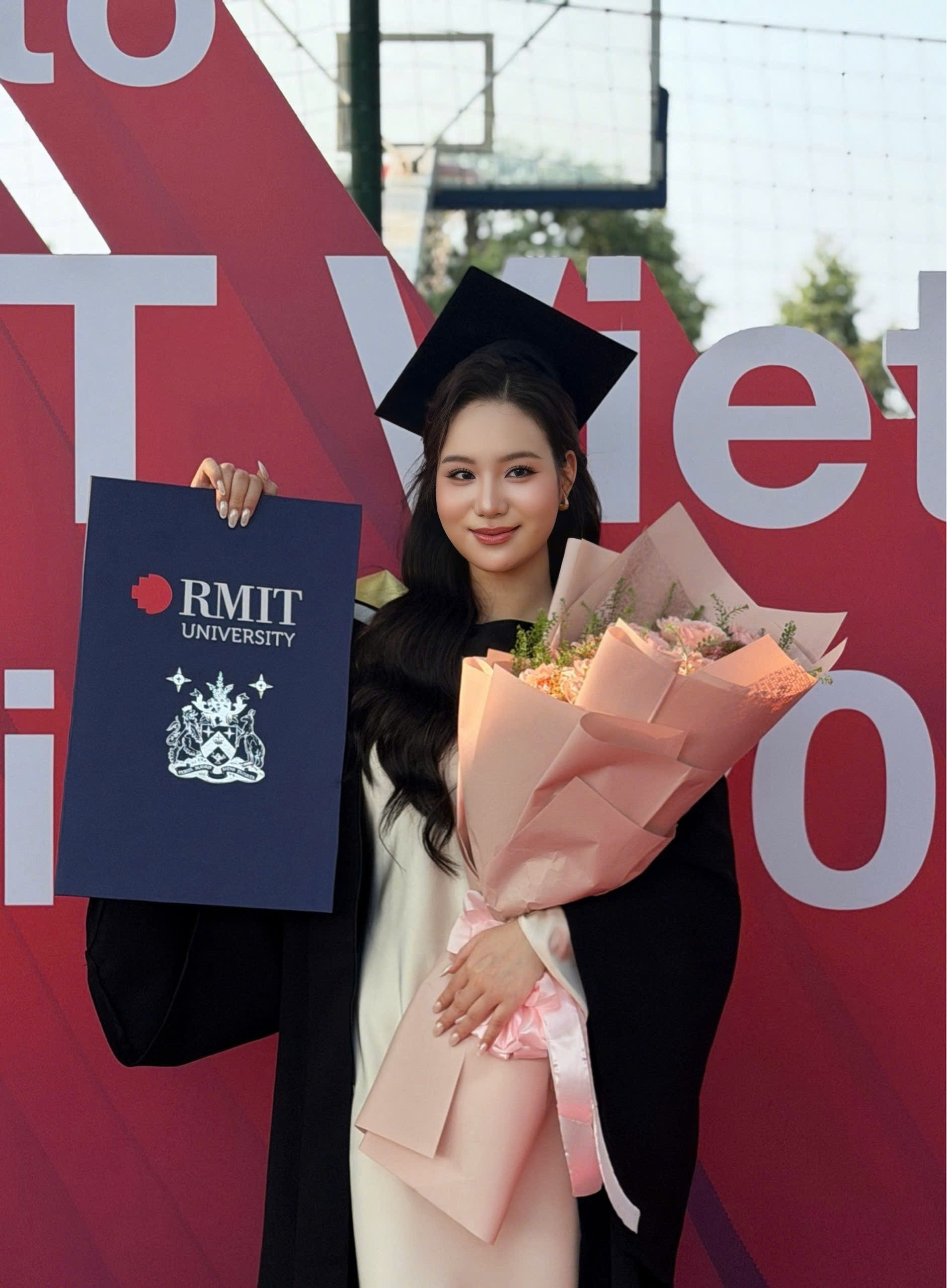 Võ Trịnh Khánh Ngân nhan sắc khó cưỡng ngày nhận bằng Tốt nghiệp-3146-1
