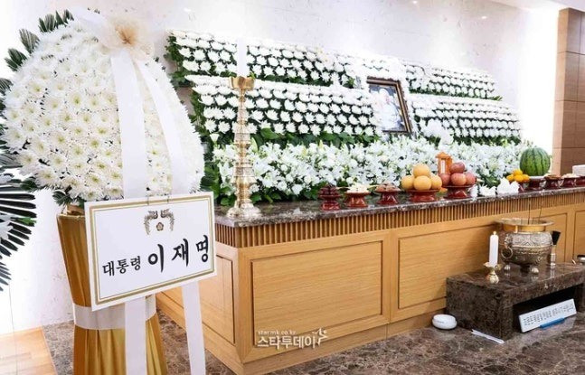 Vòng hoa tưởng niệm của Tổng thống Lee Jae Myung-2358-1