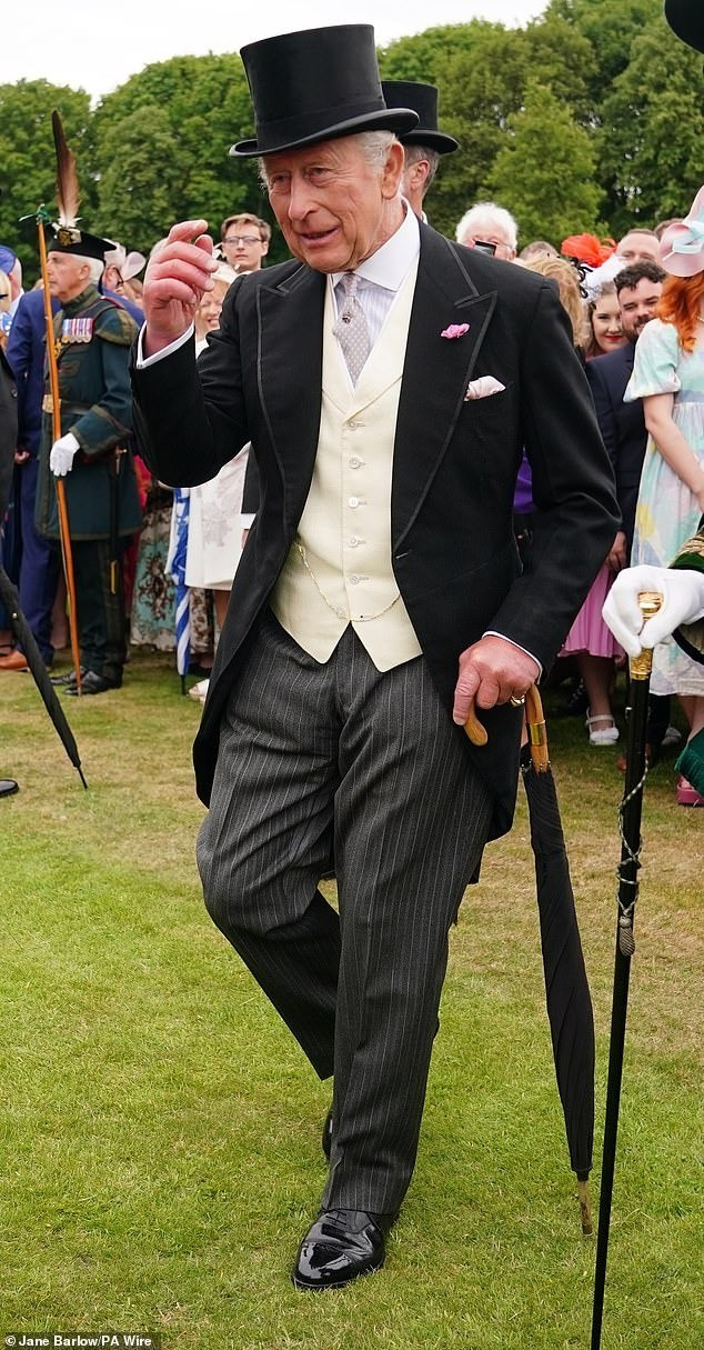 Vua Charles ưa chuộng những bộ vest cổ điển-2240-1