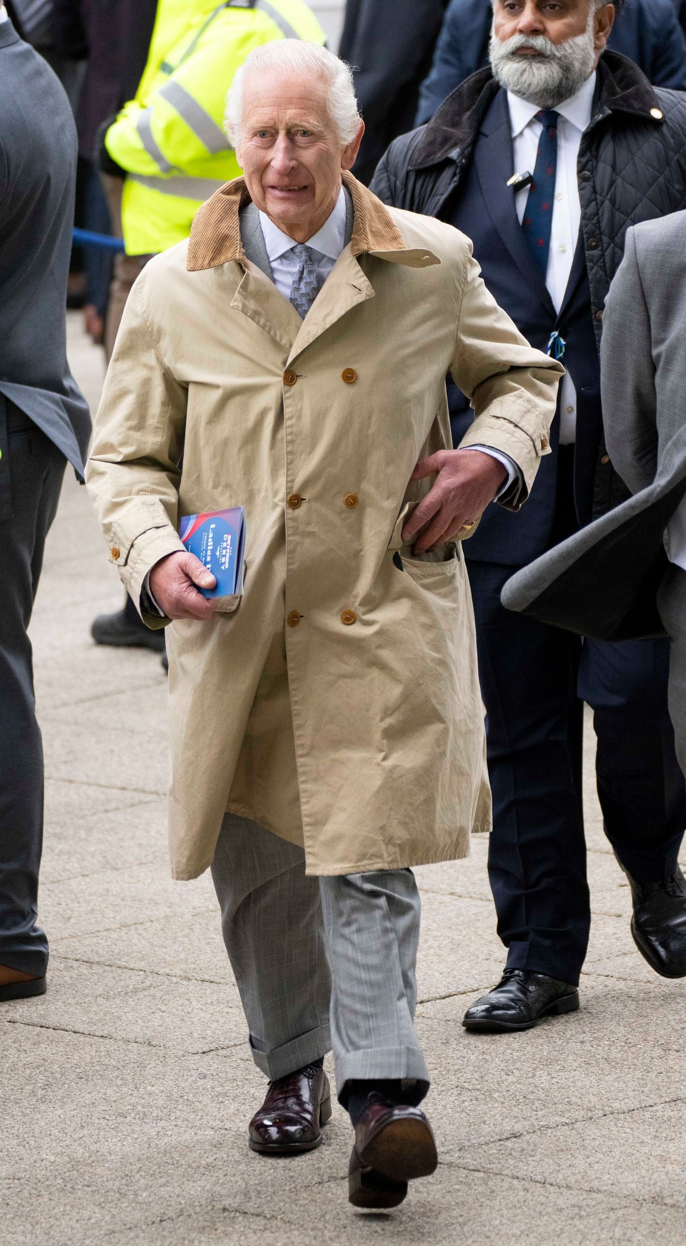 Vua Charles ưa chuộng những bộ vest cổ điển-2240-2